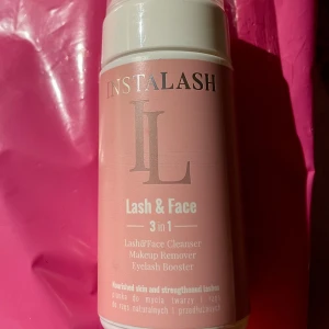 *NY*Instalash Lash & Face 3 in 1 rengöring 100 ml  - Ny oanvänd. Kvalitets/Frisörmärke.   INSTALASH Lash & Face är ett rengöringsskum för ansikte och ögonfransar som kombinerar egenskaperna hos en mild ansiktsrengöringsgel, ögonfransschampo och näringsgivande serum. Tack vare formulan får du starka och tjocka ögonfransar i din dagliga vårdrutin. Detta skum är perfekt för ansiktshudvård och rengöring av bådenaturliga ögonfransar och ögonfransförlängningar. Används både hemma och på salong. Nypris: ca 450 sek, Pris nu: 100 sek. 