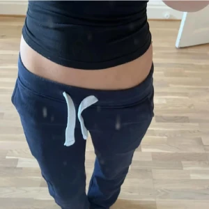 Russemerch byxor - Såå fina och bekväma marinblåa byxor från Russemerch, säljer då jag köpte fel storlek 💗 aldrig använda av mig och i väldigt bra skick! Storlek xxs men passar även xs, tryck gärna på köp nu eller kom priv vid minsta fundering.