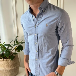 Skjorta Ralph Lauren slim fit stretch Oxford  - 10/10 skick. Slim fit stretch Oxford, liten på mig som är 180,75 kg och bär S. Kom med frågor! Kan gå ned i pris vid snabb affär! 
