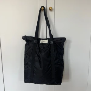 Svart shoppingväska från DAY - Superfin svart väska från DAY. Väldigt rymlig och i nyskick. Pris kan diskuteras.🩷