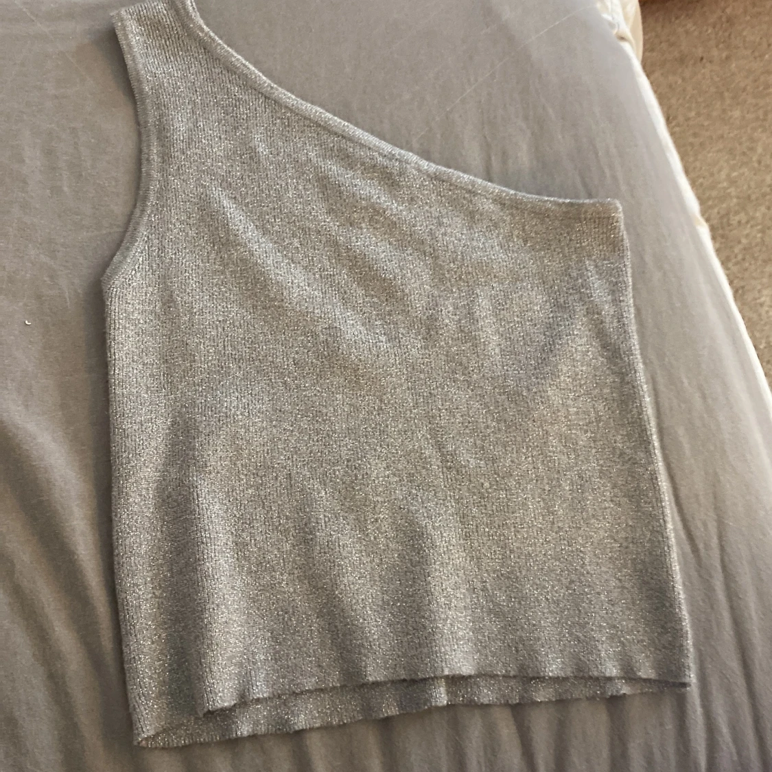 Glittrig silver one shoulder topp MNG