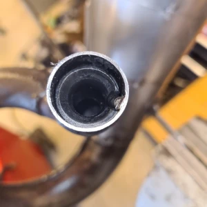 Leo vince rör - Bilderna visar ingen bok, utan snarare delar till ett fordon, troligen ett avgassystem eller liknande komponenter till en motorcykel eller moped. Ingen information om boktitel, författare eller innehåll kan identifieras.