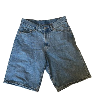 Blå jeansshorts från Sweet SKTBS - Helt nya aldrig använda då dom var för små men var köpt på rea:) funkar för både kille & tjej!