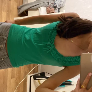 grön topp - grönt fest topp, jättefint och jättefin passform, står inte storlek men skulle säga xs/s skirv för mer info eller bilder 🫶🏻