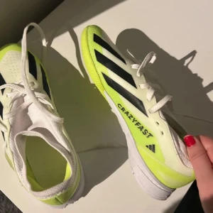 Adidas crazyfast futsal skor  - Säljer mina futsal skor ”Adidas Crazyfast” som inte kommer till användning. Som nya då de bara används under ett tillfälle. Nypris 900. 