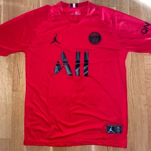 Psg mbappe 7 storlek S - Storlek S. Fin replika. Helt ny och oanvänd. Pris: 300kr. Skickas direk inom 24h