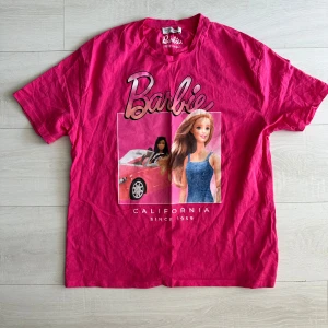 Barbie tshirt - Rosa barbie tshirt, unisex så herr M, Dam Large