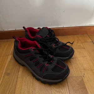 Svarta sneakers  - Ett par svarta sneakers i stl 38 som är i bra skick säljs för 100 kr.