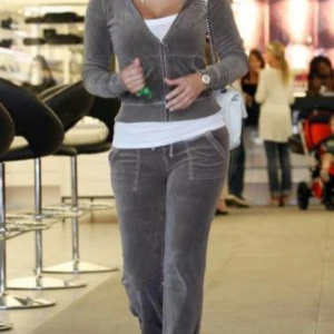 Juicy couture set  - Säljer juicy couture set där koftan är i storlek s och mjukisbyxorna i storlek m (har storlek s i byxor så dem passar även för dem som har storlek s). Jättesköna o passar jättefint!! ❤️❤️