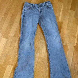 Grå jeans med stjärndetalj Gina Tricot - Snygga grå jeans från Gina Tricot med en glittrig stjärna på bakfickan. Jeansen har klassisk femficksdesign och normal passform. Perfekta för dig som vill ha en cool detalj på dina jeans. Lite långa för mig som är 162! Se bild fem för att se liren skada längs ner! Använda ca 5 gånger 