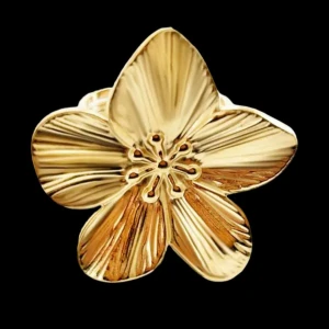 Guldfärgad blomring i metall - Unik ring i form av en stor blomma med fem blad, tillverkad i guldfärgad metall. Blommans detaljer är fint utmejslade och ger en lyxig känsla. Perfekt statement piece för dig som vill sticka ut.
