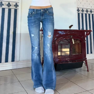 Miss Me jeans - Miss me jeans med låg midja & bootcut💕midjemått 78 cm & innerben 81 cm💕Jeansen köpte jag på Plick så dem 3 första bilderna är lånade och den sista är min egen bild💕Jag köpte dom för 1285.
