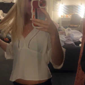 Vit blus med spetsdetaljer - verkligen jätte söt topp passar till allt🥰