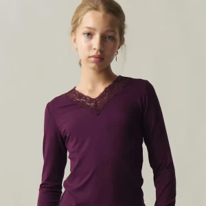 Vinröd långärmad topp med spets - Vinröd långärmad topp från Gina Tricot med v-ringning och snygg spetsdetalj vid halsen. Modellen är figurnära och toppen är tillverkad i mjuk bomullsmix. Perfekt att styla med jeans eller kjol för en trendig look. Endast använd 1-3 gånger så är I bra skick! Skriv gärna vid frågor, priset kan absolut diskuteras!🤗