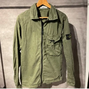 Stone Island overshirt  - Riktigt fet Stone Island overshirt i mörkgrön. Storlek M.