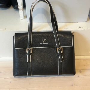 Stilren väska - Väskan är ca 32cm x 22cm. Har flera fack och fickor inuti! Lite sliten men fortfarande bra skick på utsidan och insidan <3