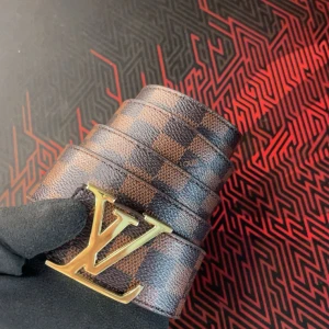 Brunt bälte - Klassiskt brunt bälte med guldig batch i storlek 120‼️SJUKT BRA DEAL I BION‼️