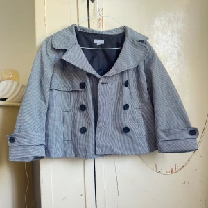 Höstjacka - Så snygg rutig höstjackan från Lindex. Storlek 40 men liten i storleken, passar mig med xs/s! Lite croppad med vidare armar. Så snygg och perfekt till hösten!