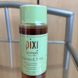 Pixi Vitamin-C Tonic toner 100 ml - Pixi Vitamin-C Tonic är en ansiktstoner med C-vitamin och ferulinsyra som ger glow och fräsch känsla. Kommer i en genomskinlig plastflaska med mintgrönt lock och etikett. Perfekt för dig som vill boosta huden med lyster och fruktiga ingredienser.