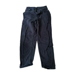 Svarta manchesterbyxor från Divided - Svarta manchesterbyxor från Divided i storlek 40 med raka ben. 