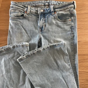 Monki jeans  - Lågmidjade bootcut jeans i stl 34/S. Har andvänds en gång, så de är i bra skick! 