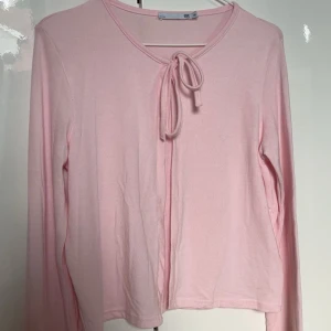 Ljusrosa kofta med knyt framtill🌸 - Supersöt ljusrosa kofta med långa ärmar och knytband framtill💕 Helt oanvänd utöver provning🙌🏼 Enkel och stilren design som passar till många outfits.