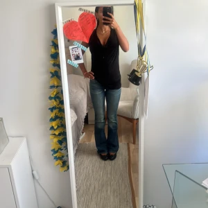 Svart ärmlös fest topp Tiger of Sweden - Svart ärmlös topp från Tiger of Sweden med snygg draperad v-ringning. Toppens material känns mjukt och följsamt, perfekt för dig som gillar en stilren och enkel look med lite edge. Passformen är normal och toppen är lite längre i modellen.