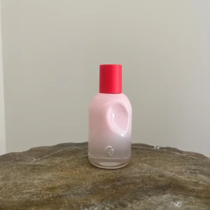Glossier You Eau de Parfum - Endast testad. Säljer då doften inte passa mig