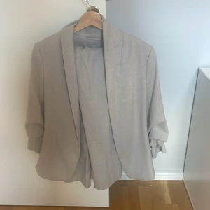 Kostym - Säljer ett par kostym byxor och kavaj för 200. Som är beige och har scrunch i ärmarna. Väldigt bra skick❤️