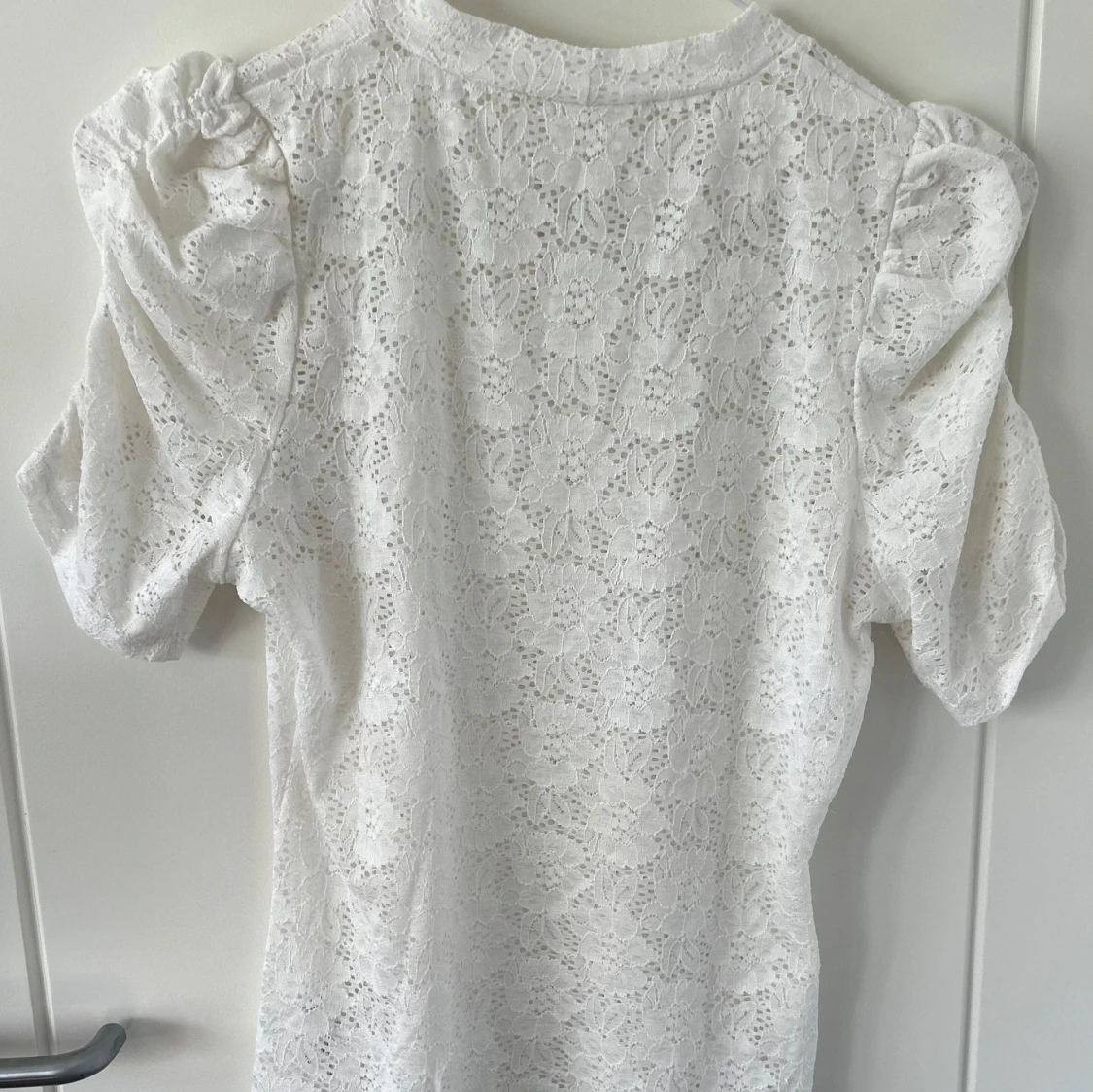 Vit spetsblus med puffärm - 1