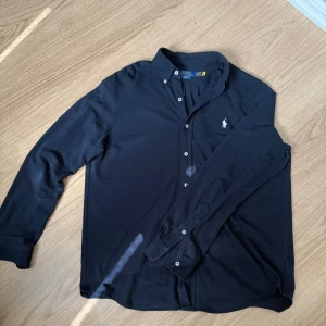 Marinblå Skjorta Ralph Lauren - Den har tvätats 1 gång 