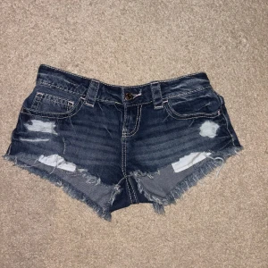Gina xtra low shorts  - Säljer dessa shorts då dom inte sitter bra på mig 😀 de är en stor xs då jag vanligt vis har 38 ( s/m ). Har gått sönder på höger sida, ca 5 cm typ så kan lagas såklart men har inga saker eller ”erfarenhet” . Helt slutsåld på hemsidan. Har även ett par i S om man är intresserad ! ( köpte nya men satt inte Helle bra ) köp endast via plick! 