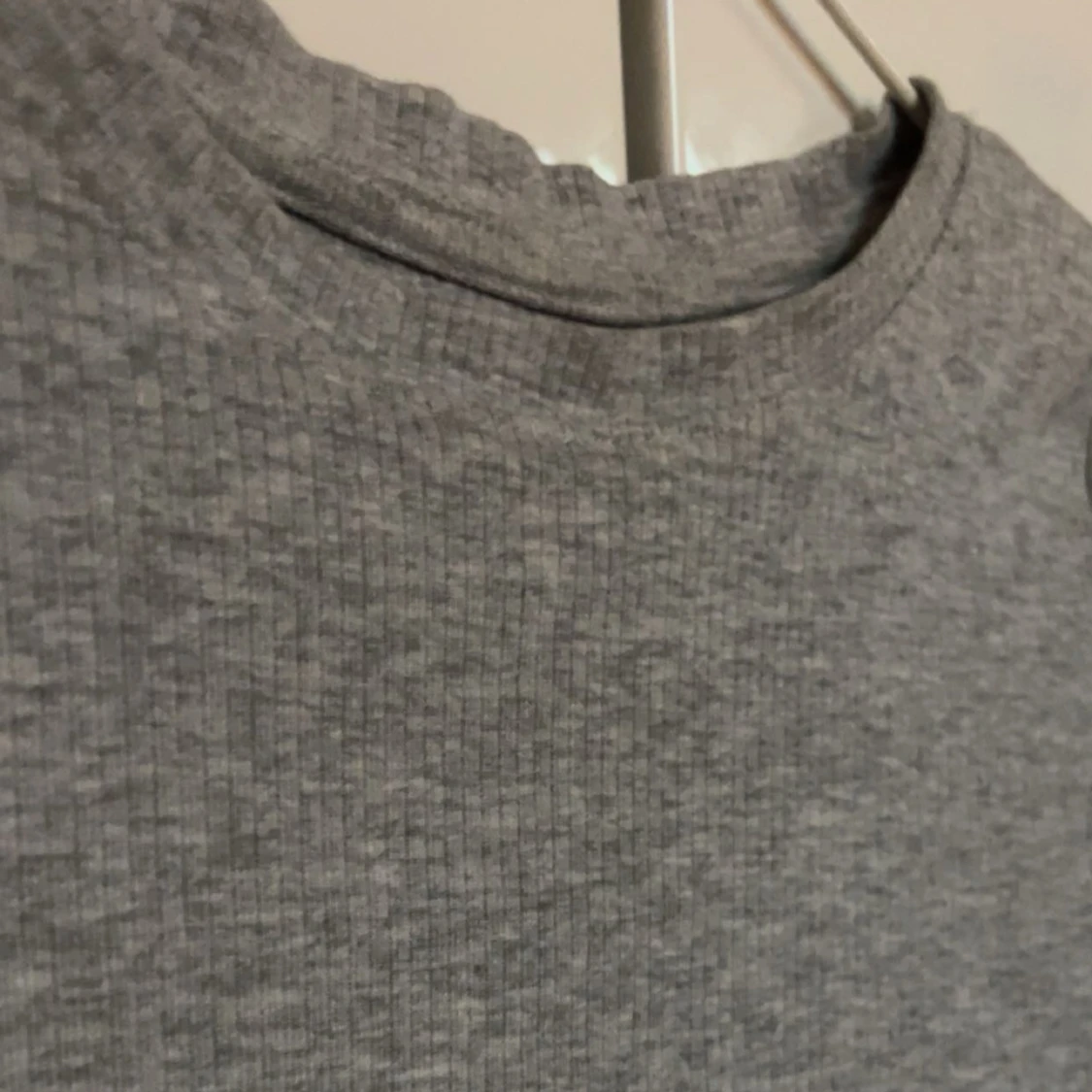 Grå ribbad croppad topp🫶🏻 - 2