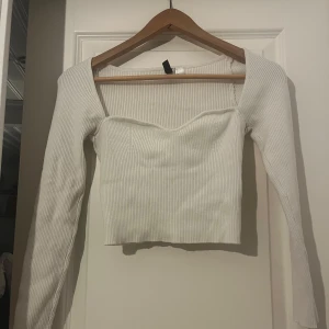 Vit ribbad croppad långärmad topp - Jättesöt topp, använd fåtal gånger