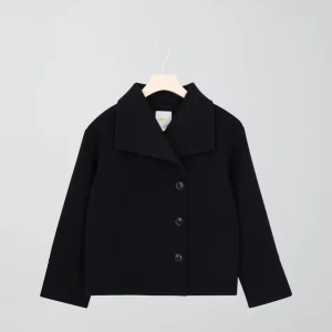 Marinblå kort jacka  - Kort marinblå jacka från Gina Tricot Young. Passar perfekt till de som har storleken 34/36. Ny köpt för 399kr och pris kan diskuteras 