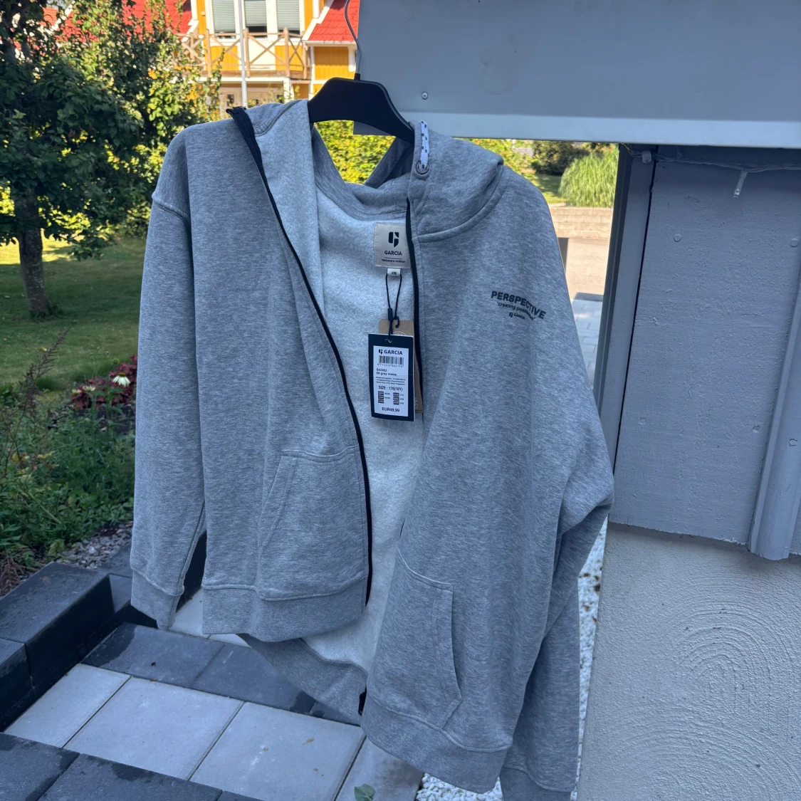 Grå hoodie med tryck från Garcia