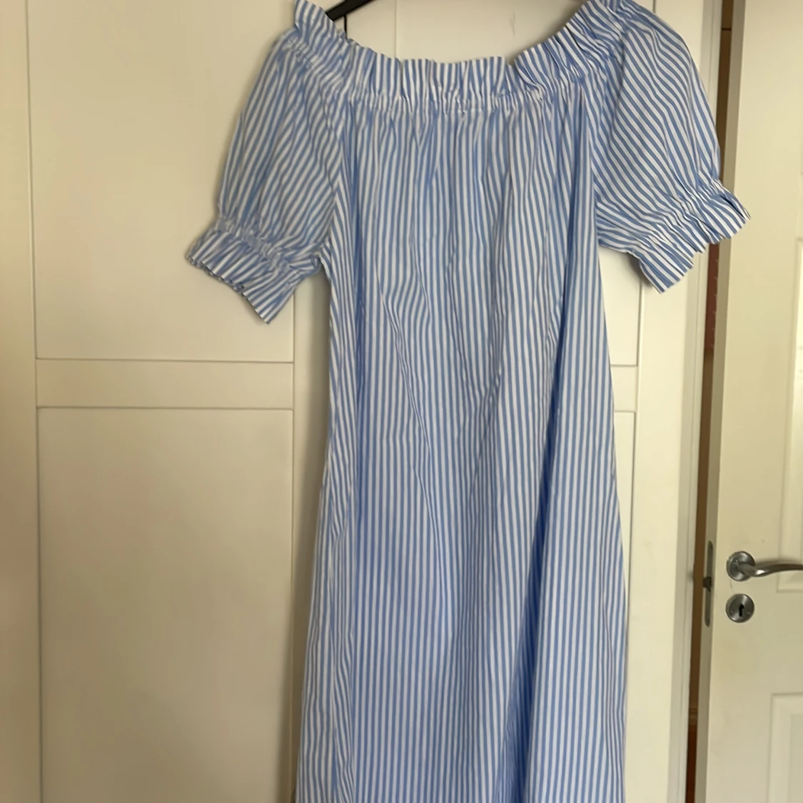 Blåvit randig offshoulder klänning H&M - 3