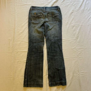Lågmidjade bootcut jeans - Innerbenslängd: 73cm, midja: 36cm💙