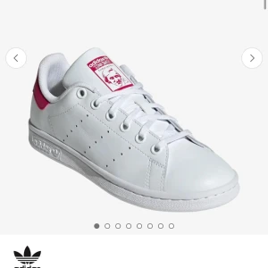 Adidas Stan Smith vita sneakers rosa detalj - Rosa knappt använda stan Smith skor i storlek 37 1/3. Köpta i våras men säljer då de inte kommer till användning. Skriv för fler egna bilder på dem eller vid frågor🩷