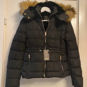 Svart jackan - Säljer en helt ny och oanvänd jacka från märket Softy Collection. Storlek: M Färg: Svart – tidlös, stilren och lätt att matcha! 🖤 Prislappen sitter kvar (utan angivet pris)