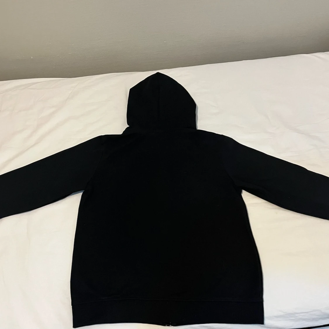 Svart hoodie med dragkedja och huva - 1