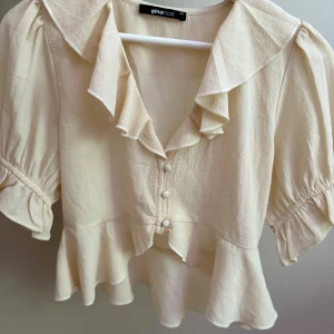 En söt blus från Gina Tricot.  - Aldrig använd och i bra skick 