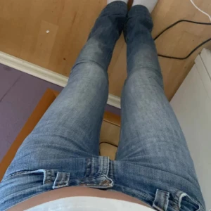 Nudie Jeans ljusblå lågmidjade jeans - Original pris 1700, w26 ❤️Säljer pga att dom är lite små för mig men har funderat på att sy om dom för dom är så sjukt snygga❤️skriv om du har några funderingar elr frågor❤️ pris kan diskuteras vid snabb affär❤️lånade bilder😇❤️