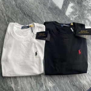 Polo Ralph Lauren T-Shirt  - Säljer två helt nya Ralph lauren tröjor som jag fick i födelsedagspresent. Tröjorna är i perfekt skick då dom är helt nya och är super fina. PASSAR ÄVEN DIG SOM HAR STORLEK XS