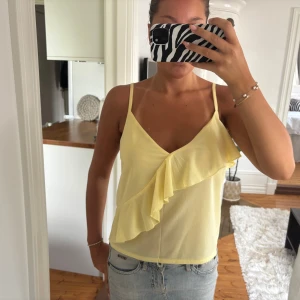 Gul volangtopp - Säljer denna superfina gula volangtopp från H&M i storlek S🌺💖💖