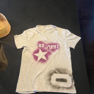 Custom us army t shirt - Snygg custom t shirt med spray paint, väldigt unik oxh fet enligt mig. Hör av er vid funderingar 