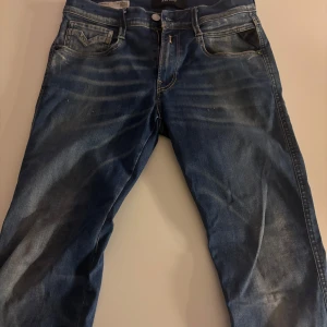 Replay Hyperflex blå jeans - Snygga blå Replay Hyperflex jeans med klassisk femficksdesign. Jeansen har normal passform och är tillverkade i stretchigt jeansmaterial för extra komfort. Perfekta för dig som gillar en avslappnad men stilren look.