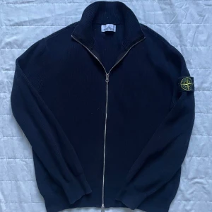 Stone island fullzip - Säljer nu min stone island fullzip! | Storlek S men passar S-M. | Väldigt bra skick, inga defekter. | Otroligt varm och bekväm, perfekt nu till höst och vinter! | Blå med silvrig dragkedja. | Släng iväg en signal vid funderingar så svarar jag snabbt. |