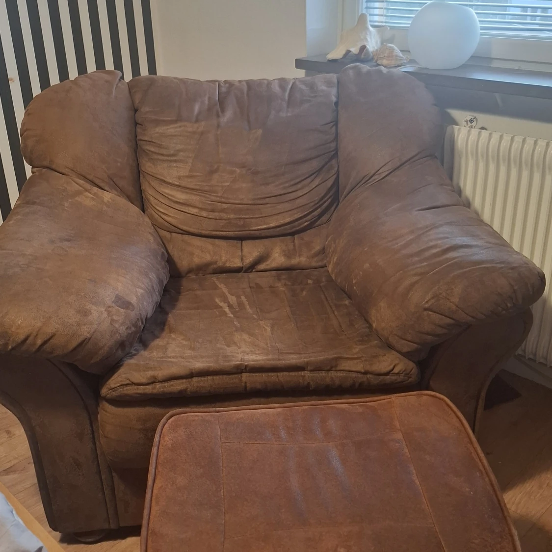 Brun mockfotölj. Säljs pga flytt.