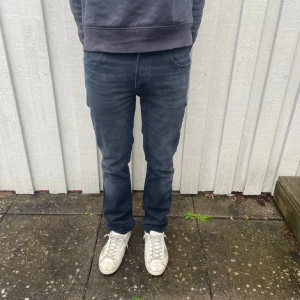 Nudie jeans - Säljer dessa ritkigt snygga nudie jeans i svart färg, riktigt snygga och sköna nu till sommaren, bara höra av sig vid funderingar